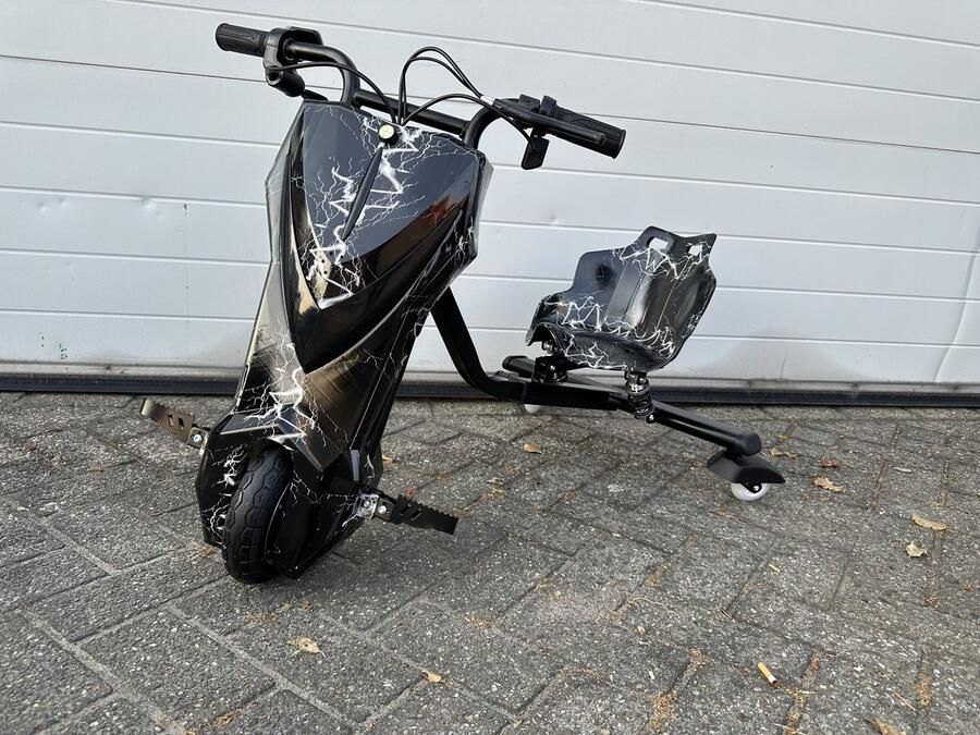 Kick&Move Drift trike 2.0 MET VERING EN VERSTELBAAR ZITJE Drift kart elektrisch Bliksem Zwart 250W krachtige motor Kick & Move maximale snelheid 20KM 3 rijstanden 2 contactsleutels anti-lek banden snelle verzending