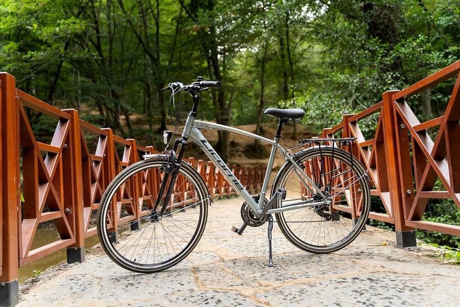SnelShoppen Premium Trekkingfiets 28 Inch voor Volwassenen en Kinderen 21 Versnellingen Perfect voor Stadsgebruik en Lange Fietstochten