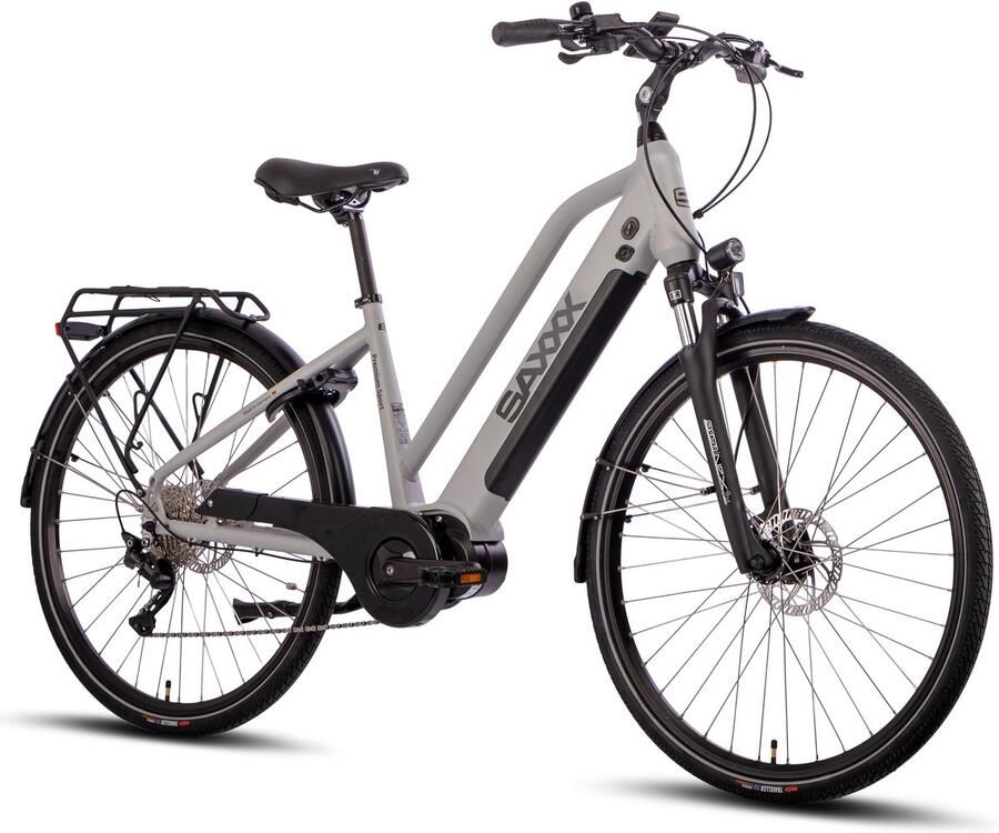Saxxx 28 inch Comfort E-bike 250W middenmotor 522Wh geïntegreerde uitneembare accu tot 100 km bereik lekbestendige banden LED verlichting bagagedrager en spatborden ideaal voor woon-werkverkeer en toertochten zilver